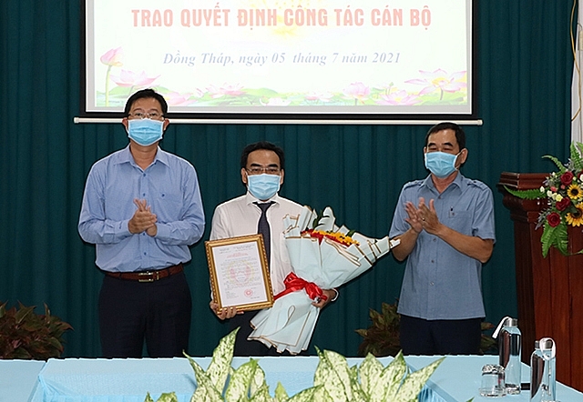 Lãnh đạo tỉnh trao quyết định bổ nhiệm Phó Giám đốc Sở Công Thương (Ảnh: Báo Sóc Trăng)