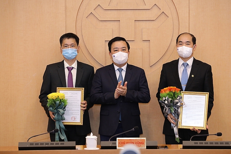 Phó Chủ tịch UBND TP Hà Nội Chử Xuân Dũng trao quyết định cho 2 tân Phó Giám đốc Sở Y tế Hà Nội (Ảnh: Kinh tế & Đô thị)