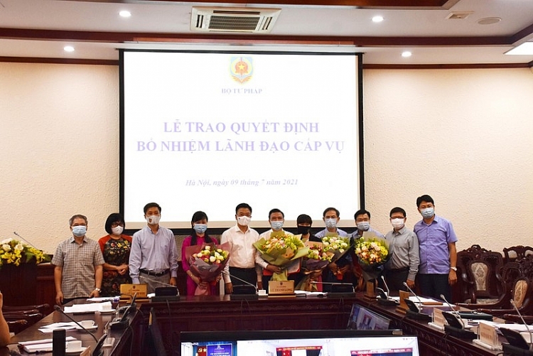 Lãnh đạo Bộ Tư pháp trao quyết định bổ nhiệm cho các cán bộ (Ảnh: PLVN)