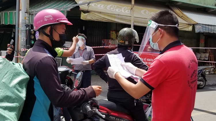 Người dân phải có giấy xác nhận đi lại do yêu cầu công việc, mới được lưu thông qua chốt tại phưởng 19, Q. Bình Thạnh. Ảnh: H.T