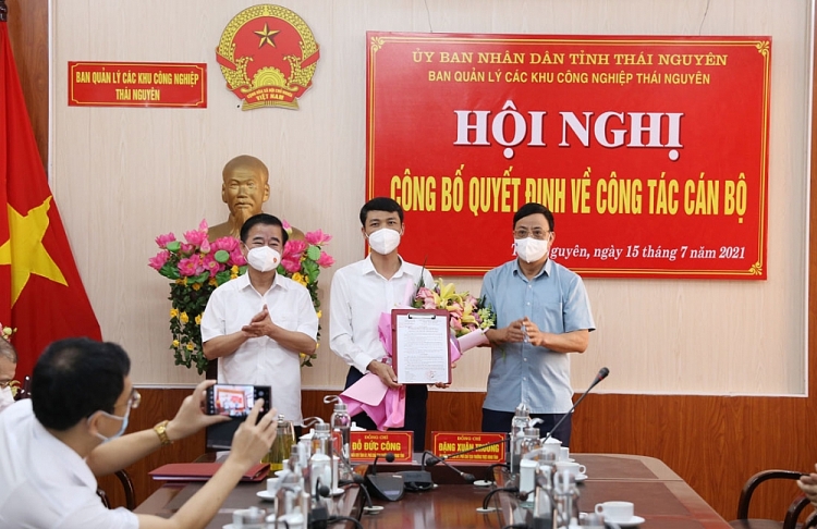 Ông Nguyễn Quốc Trinh nhận quyết định điều động, bổ nhiệm (Ảnh: Báo Thái Nguyên)