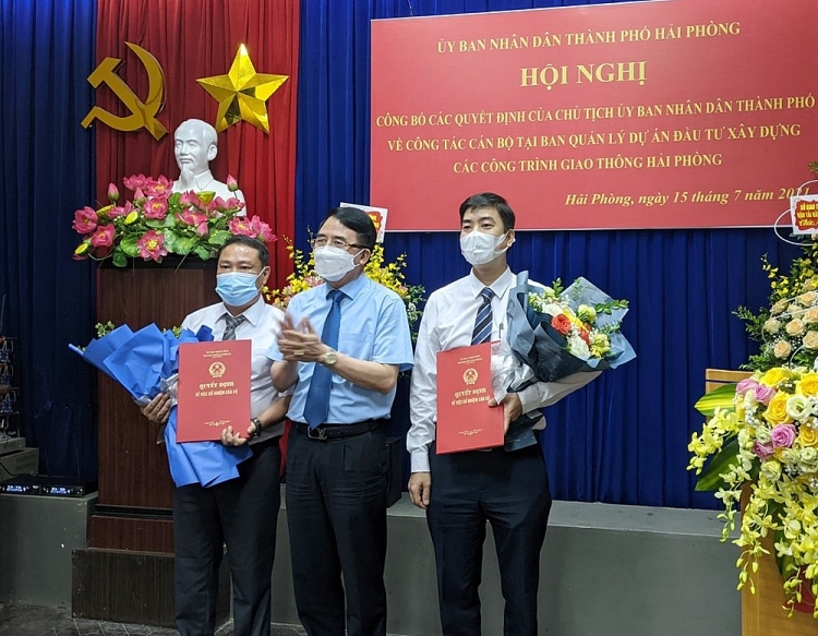 Phó Chủ tịch UBND thành phố Lê Khắc Nam trao quyết định bổ nhiệm cho 2 cán bộ (Ảnh: Cổng TTĐT TP. Hải Phòng)