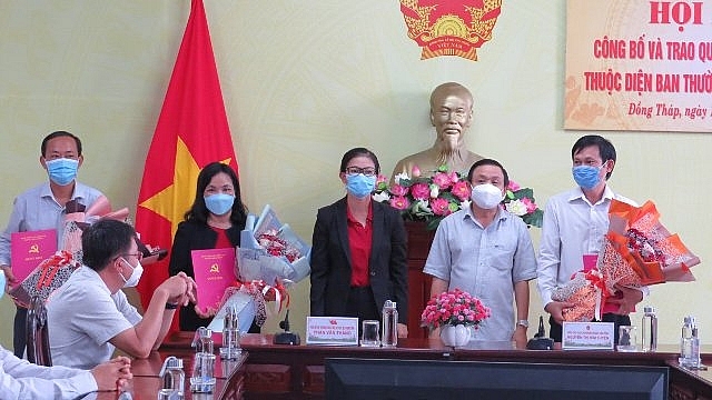 Các cán bộ nhận quyết định điều động (Ảnh: Báo Đồng Tháp)