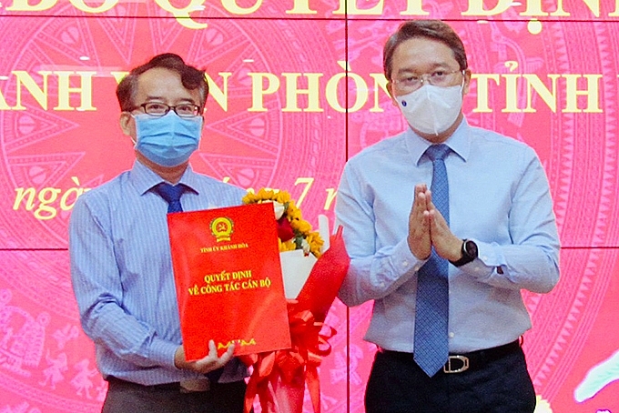 Ông Nguyễn Hải Ninh trao quyết định bổ nhiệm cho ông Võ Chí Vương (Ảnh: Báo Khánh Hòa)