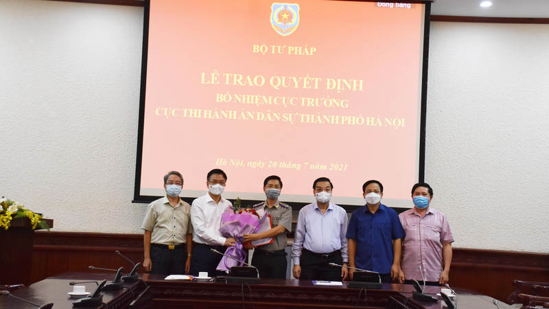 Ông Phạm Văn Dũng (thứ 3 từ trái sang) nhận quyết định (Ảnh: PLVN)