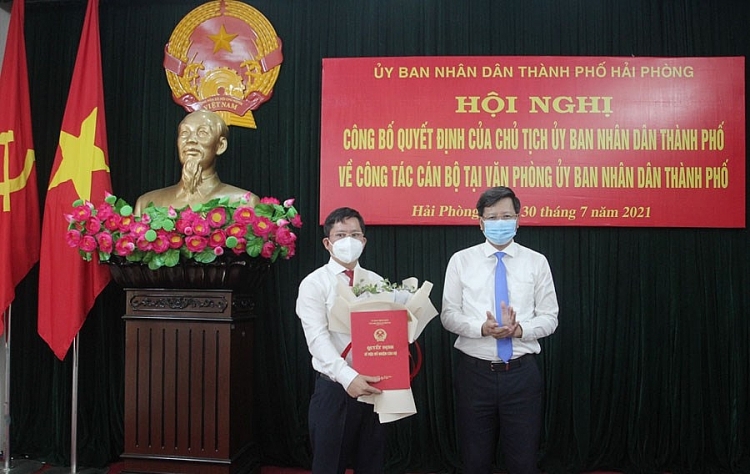 Ông Trần Văn Thiện nhận quyết định (Ảnh: Cổng TTĐT TP. Hải Phòng)