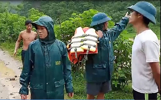 video thot tim khoanh khac nguoi dan ong du ngon cay giua dong nuoc lu