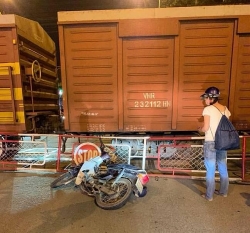 Video: Tông sập rào chắn đường sắt, nam thanh niên bị tàu hoả cán chết