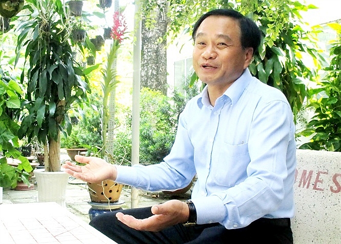 chan dung chu tich tinh tu di lam bang xe may o dong thap