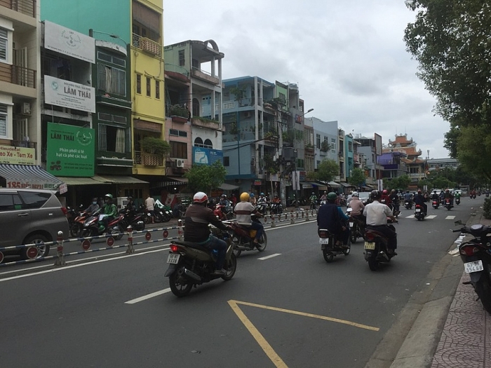 video hai nhom thanh nien vac dao kiem hon chien kinh hoang giua pho