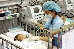 Bé trai 27 tháng tuổi nguy kịch vì uống thuốc hạ sốt quá liều