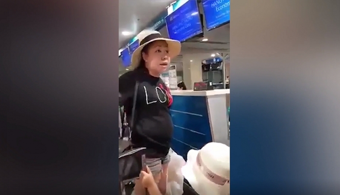 nu hanh khach chui boi vu va an ninh san bay tan son nhat la csgt