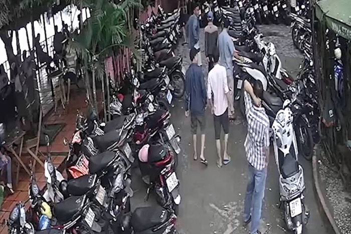 video hon 20 thanh nien cam dao chem 3 nguoi bi thuong o tphcm