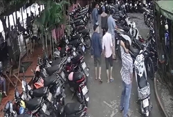 quan ca phe o hoi an duoi khach viet chi phuc vu khach tay