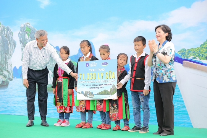 trao tang 2 truong hoc va hon 70 nghin ly sua cho tre em quang ninh