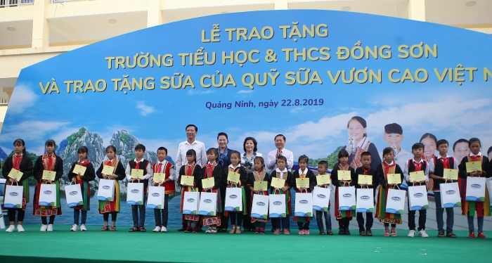 trao tang 2 truong hoc va hon 70 nghin ly sua cho tre em quang ninh