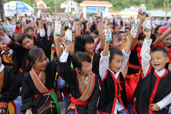 trao tang 2 truong hoc va hon 70 nghin ly sua cho tre em quang ninh