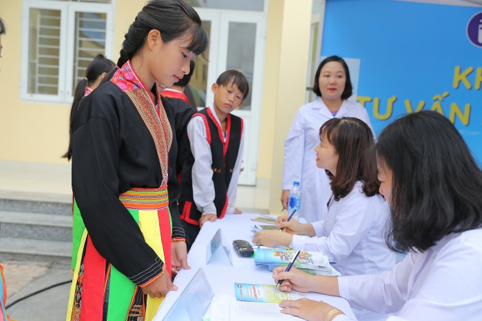trao tang 2 truong hoc va hon 70 nghin ly sua cho tre em quang ninh