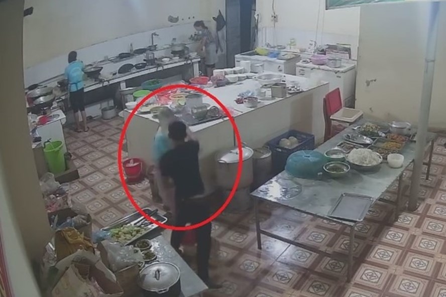 Video: Kẻ lạ mặt tạt thẳng ca axit vào mặt cô gái ở Hoà Bình