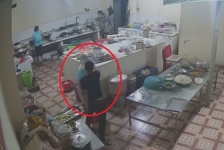 Video: Kẻ lạ mặt tạt thẳng ca axit vào mặt cô gái ở Hoà Bình
