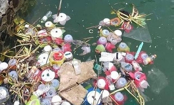 tha 3 van hoa dang nhua xuong bien lanh dao dia phuong noi de bao ve moi truong