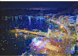 Thả 3 vạn hoa đăng nhựa xuống biển, lãnh đạo địa phương nói "để bảo vệ môi trường"