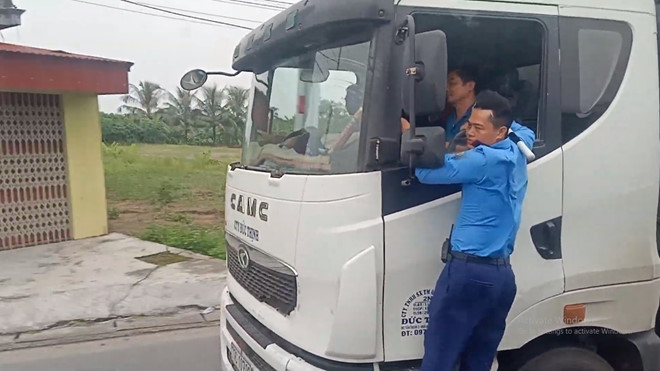 Mặc Thanh tra Giao thông "đánh đu", xe quá tải bỏ chạy gần 3km