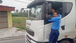Mặc Thanh tra Giao thông "đánh đu", xe quá tải bỏ chạy gần 3km