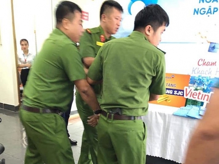 bat doi tuong cam kiem xong vao cuop ngan hang vietinbank