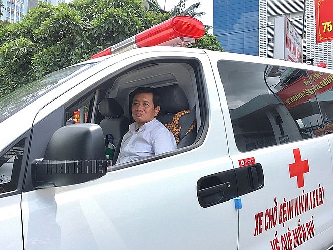 ong doan ngoc hai bat ngo tai xuat tu lai xe cho benh nhan ngheo ve que mien phi