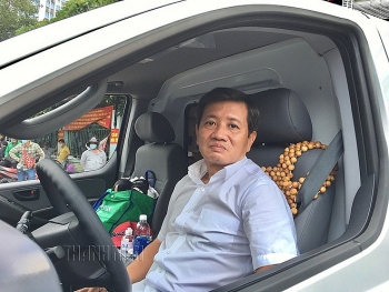 Ông Đoàn Ngọc Hải bất ngờ tái xuất, làm tài xế lái xe chở bệnh nhân nghèo về quê miễn phí