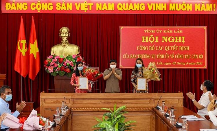 Bà Tô Thị Tâm (phải) và bà Đàm Thị Thuần (trái) nhận quyết định (Ảnh: Báo Đắk Lắ k(