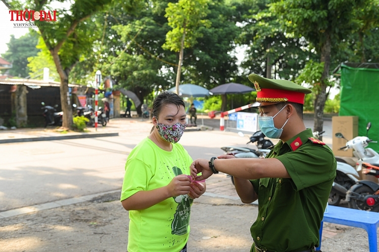 Hà Nội: Người dân nghiêm túc sử dụng phiếu đi chợ, tự giác chấp hành quy định giãn cách