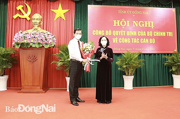 Bà Trương Thị Mai trao quyết định cho ông Nguyễn Hồng Lĩnh