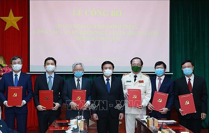 Ông Nguyễn Xuân Thắng, Chủ tịch Hội đồng Lý luận Trung ương, Giám đốc Học viện Chính trị quốc gia Hồ Chí Minh trao quyết định cho các cán bộ