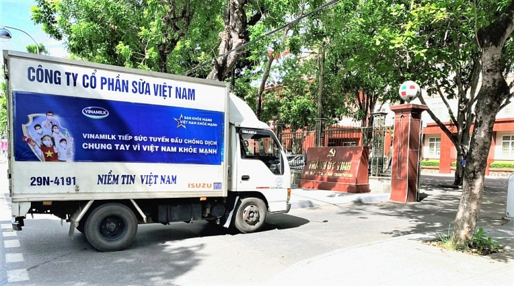 Với sự nỗ lực và quyết tâm của tập thể nhân viên, hàng trăm chuyến xe của Vinamilk vẫn đều đặn lăn bánh, mang món quà sức khỏe đến với tuyến đầu