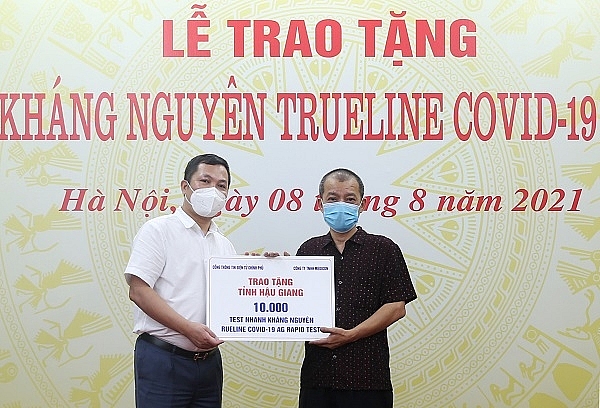Ông Nguyễn Hồng Sâm, Tổng Giám đốc Cổng TTĐT Chính phủ, Tổng Biên tập Báo điện tử Chính phủ (người bên trái) tiếp nhận 50.000 bộ kít từ Công ty Medicon tặng TP.  Cần Thơ. Ảnh: VGP/Hoàng Giang