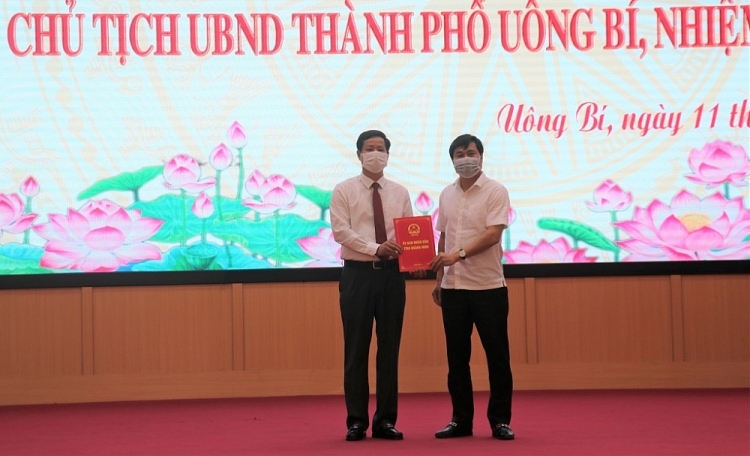 Ông Phạm Tuấn Đạt (trái) nhận quyết định (Ảnh: Báo QUảng Ninh)