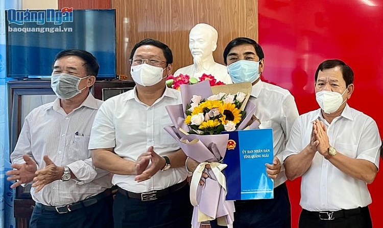 Chủ tịch UBND tỉnh Đặng Văn Minh (ngoài cùng bên phải) cùng Ban Giám đốc Sở Xây dựng chúc mừng đồng chí Nguyễn Đức On