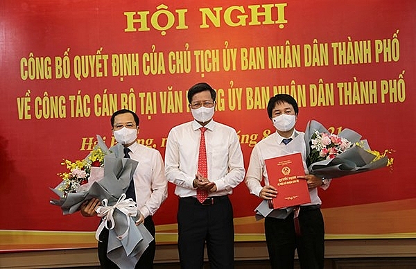 Phó Chủ tịch Thường trực UBND thành phố Lê  Anh Quân trao quyết định cho các cán bộ (Ảnh: Cổng TTĐT TP. Hải Phòng)