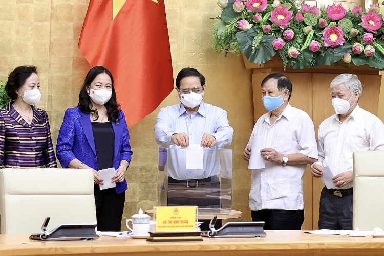 Hội đồng Thi đua - Khen thưởng Trung ương bỏ phiếu tín nhiệm các trường hợp đề nghị phong tặng, truy tặng danh hiệu “Anh hùng lực lượng vũ trang nhân dân” thời kỳ kháng chiến (Ảnh: VGP/Nhật Bắc)