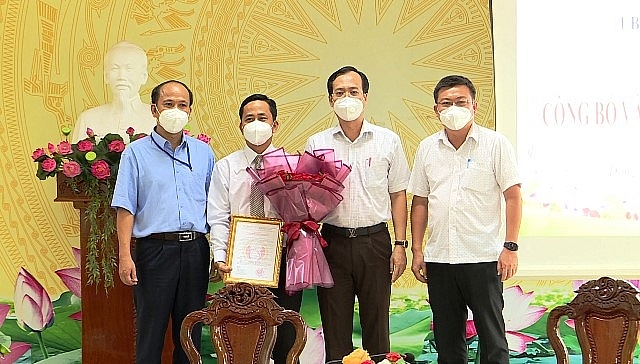 Trao quyết định bổ nhiệm Phó Giám đốc Sở Giao thông vận tải cho ông Nguyễn Cư Trinh (Ảnh: Báo Đồng Tháp)