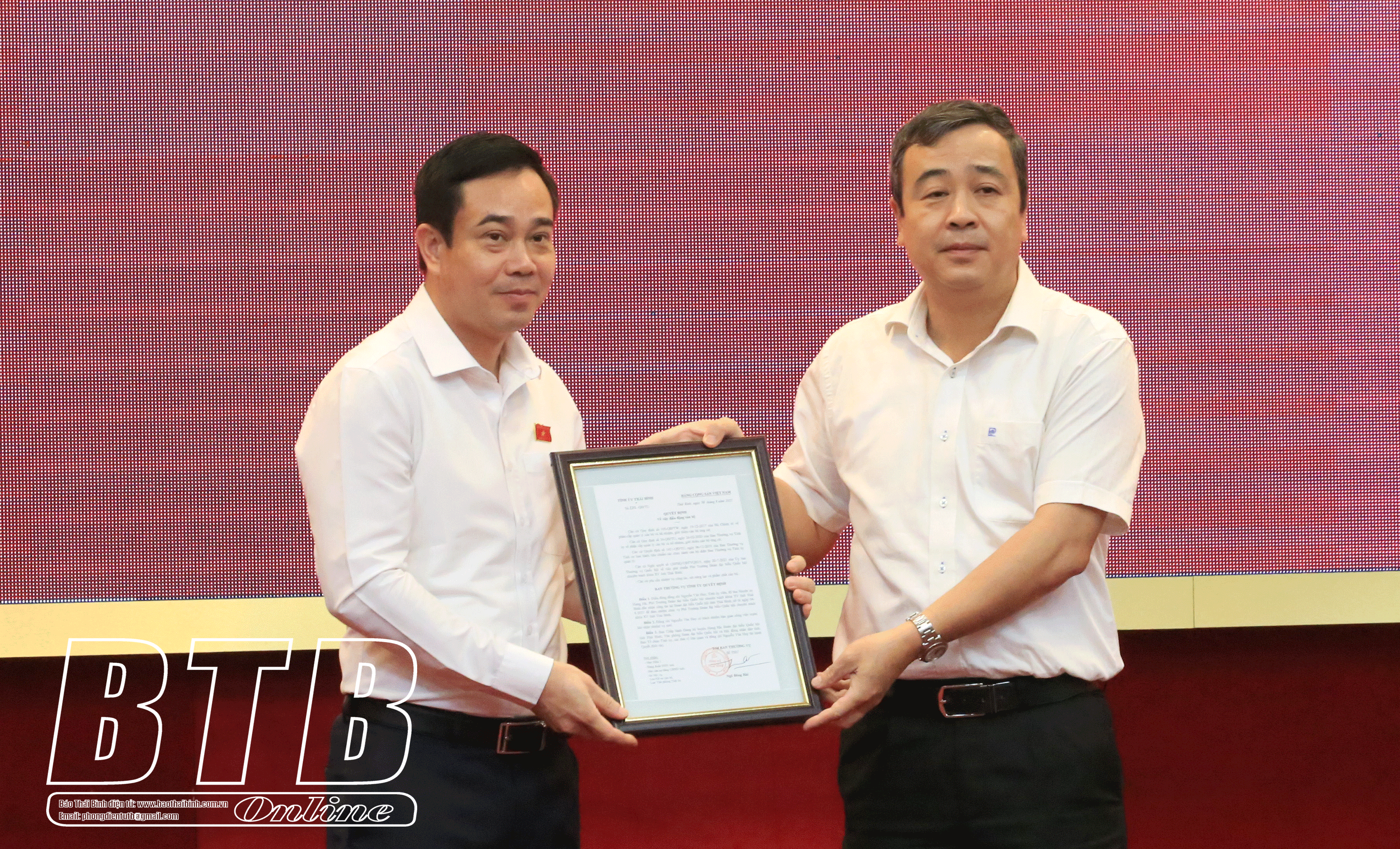 Ông Ngô Đông Hải (phải) trao quyết định cho ông Nguyễn Văn Huy