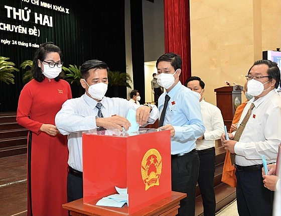 Các đại biểu HĐND TPHCM bỏ phiếu bầu Chủ tịch UBND TP.HCM (Ảnh: VIỆT DŨNG/SGGP)