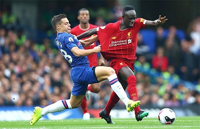 Liverpool (đỏ) có thể mất ngôi đầu nếu không đánh bại được Chelsea (xanh)