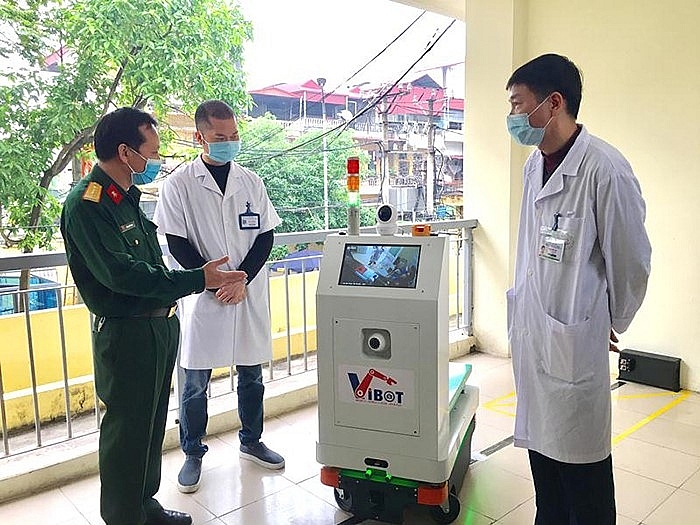 Chủ nhiệm đề tài giới thiệu robot VIBOT-1 với các bác sĩ bệnh viện Bắc Thăng Long, tháng 4/2020 Chủ nhiệm đề tài giới thiệu robot VIBOT-1 với các bác sĩ bệnh viện Bắc Thăng Long, tháng 4/2020