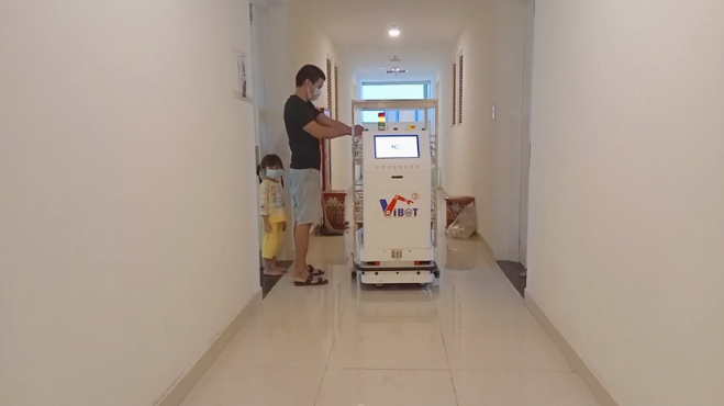 Robot VIBOT-2 vận chuyển đồ ăn đến từng phòng phục vụ bệnh nhân Covid-19 tại Bệnh viện dã chiến số 7, thành phố Hồ Chí Minh, tháng 8/2021. Robot VIBOT-2 vận chuyển đồ ăn đến từng phòng phục vụ bệnh nhân Covid-19 tại Bệnh viện dã chiến số 7, thành phố Hồ Chí Minh, tháng 8/2021.