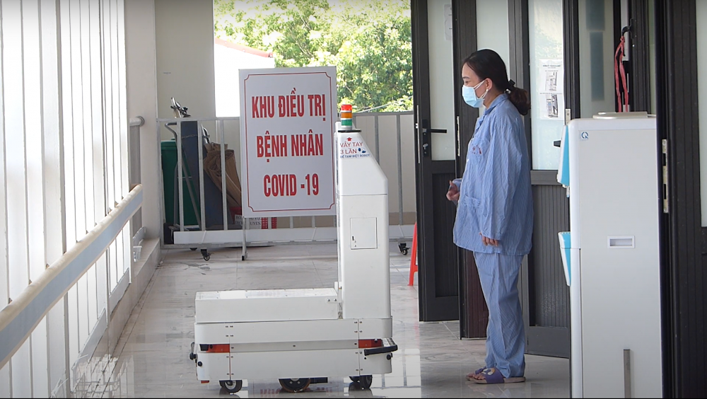 Robot VIBOT-2 đến từng phòng bệnh để hỗ trợ y bác sĩ thăm khám bệnh từ xa cho bệnh nhân F0 trong khu cách ly tại Bệnh viện Đa khoa Bắc giang, tháng 6/2021 Robot VIBOT-2 đến từng phòng bệnh để hỗ trợ y bác sĩ thăm khám bệnh từ xa cho bệnh nhân F0 trong khu cách ly tại Bệnh viện Đa khoa Bắc giang, tháng 6/2021