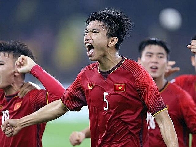 van hau nhan luong bao nhieu khi sang ha lan thi dau