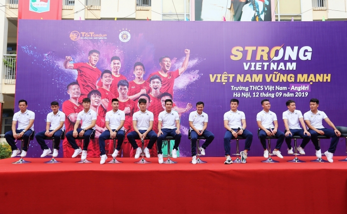 quang hai bui tien dung deo mat na trung thu truyen cam hung tai strong vietnam